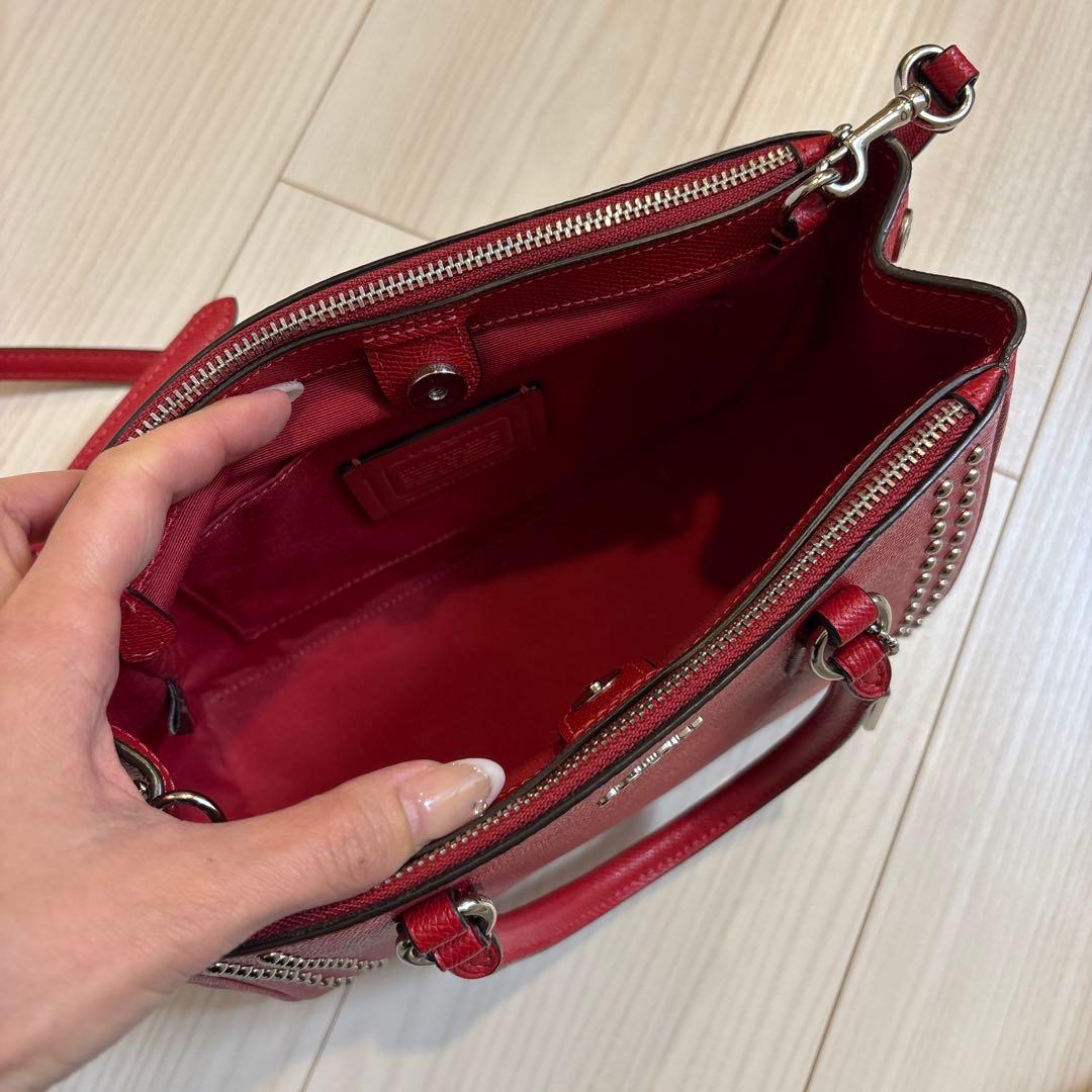 【美品】COACH スタッズ付きレッドショルダーバッグ