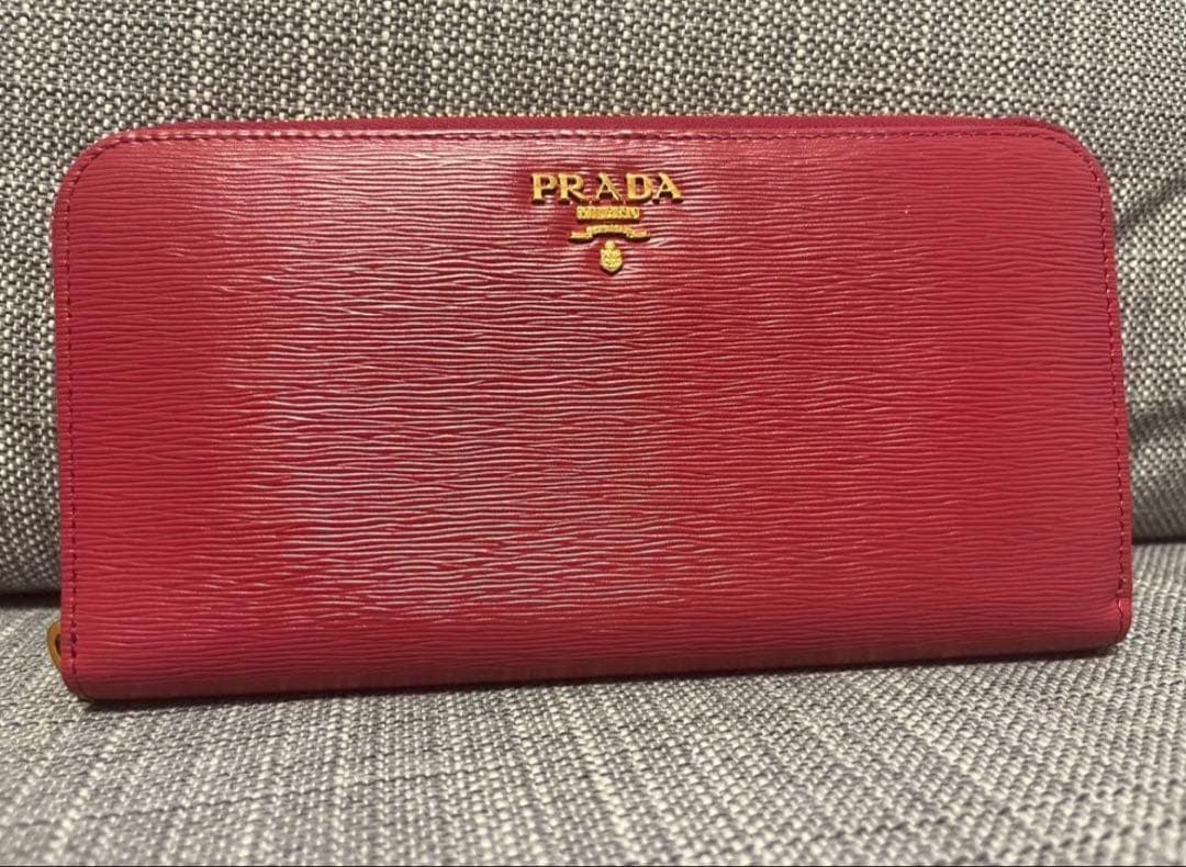 プラダ　長財布　レッド