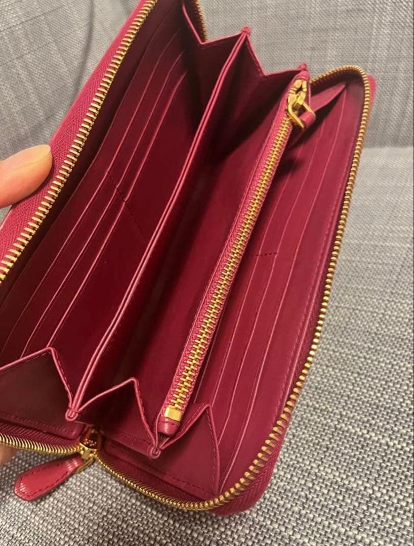 プラダ　長財布　レッド