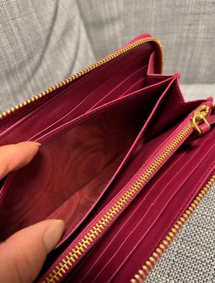 プラダ　長財布　レッド