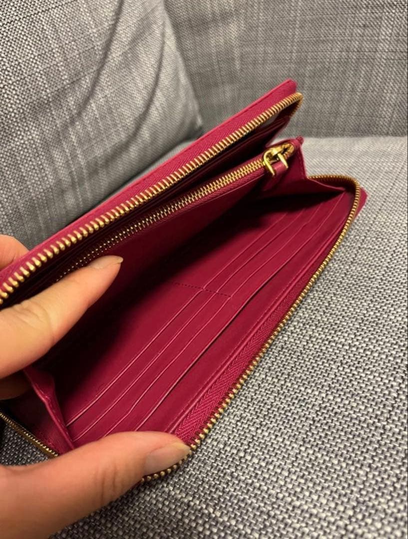 プラダ　長財布　レッド