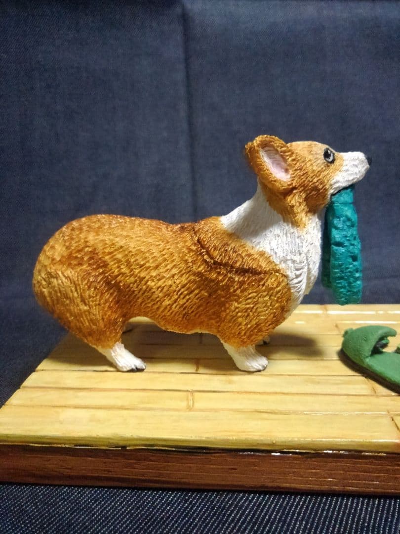 木彫りのコーギー
