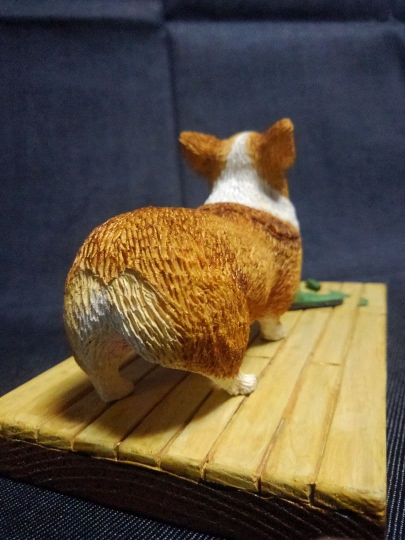 木彫りのコーギー