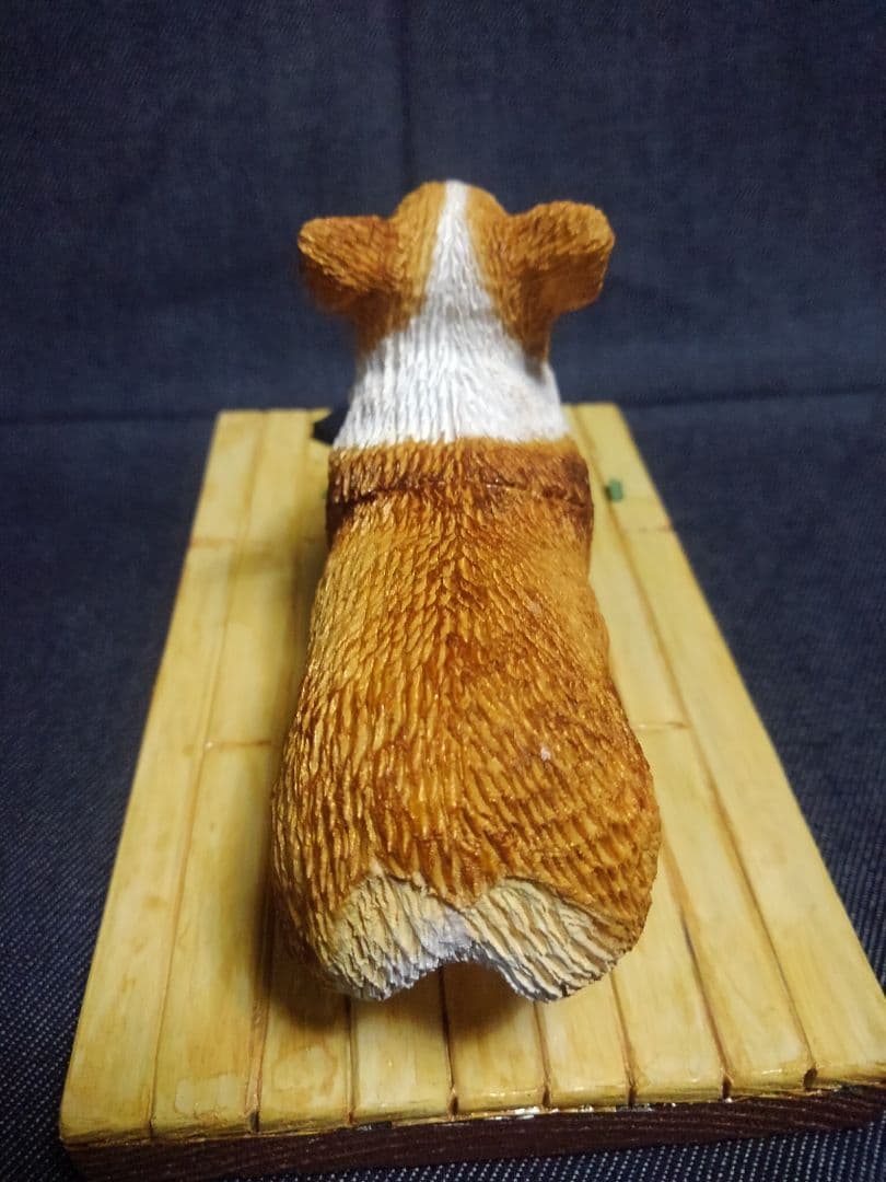 木彫りのコーギー