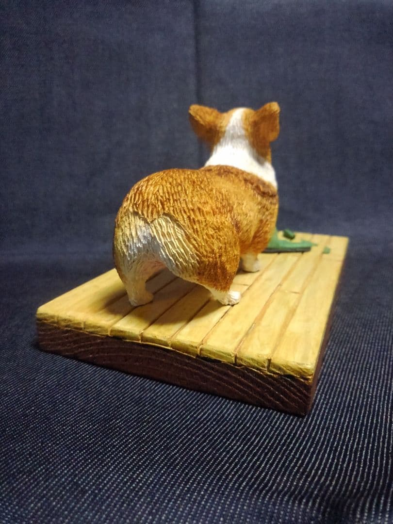 木彫りのコーギー