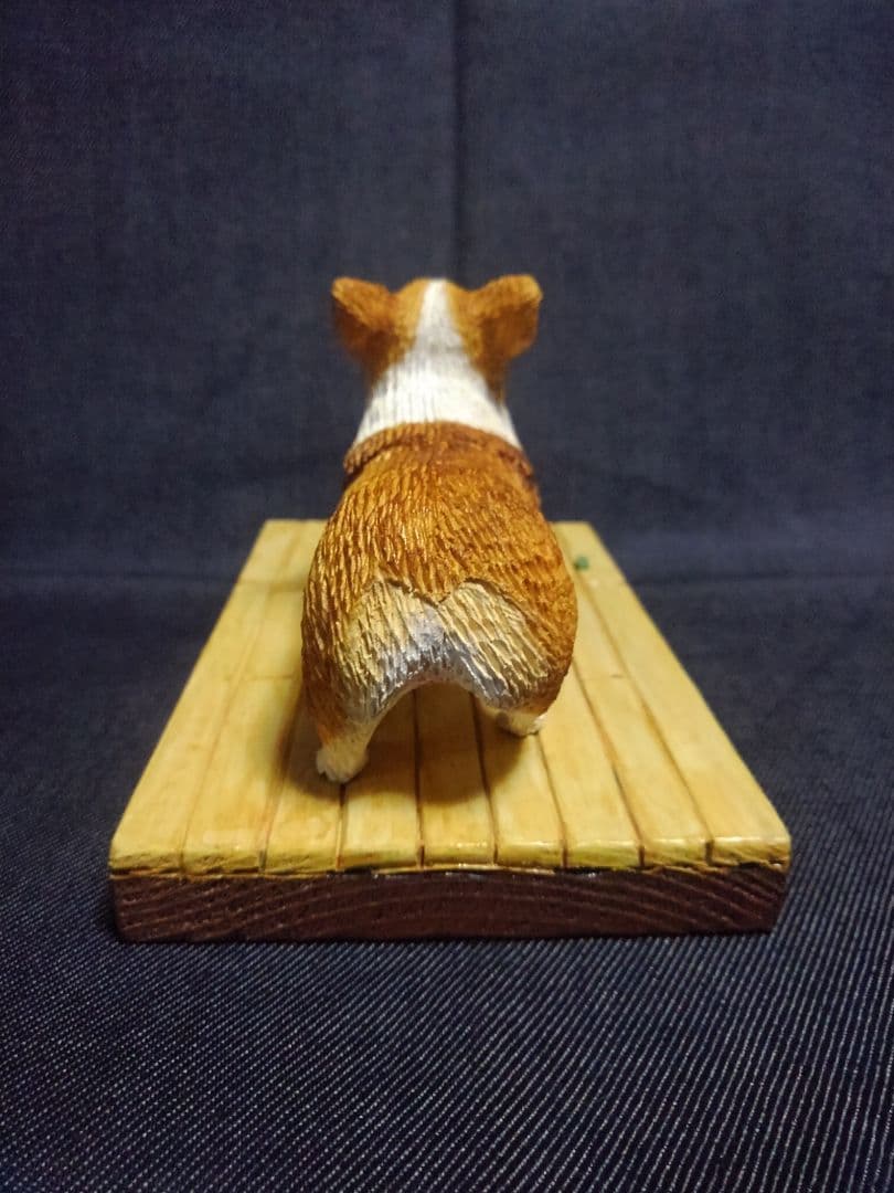 木彫りのコーギー