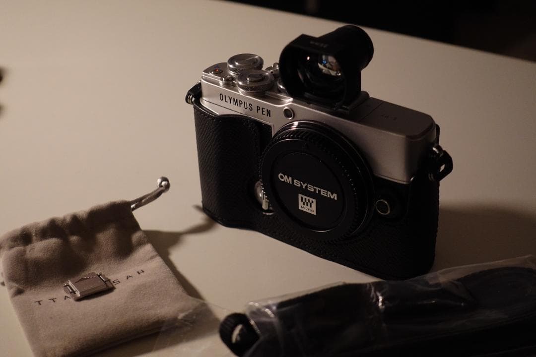 OLYMPUS E-P7、ttartisan 光学ファインダー、レザーケース