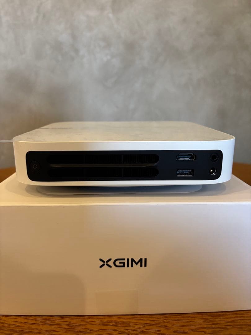 XGIMI Elfin プロジェクター本体（マンフロットミニ三脚付き）