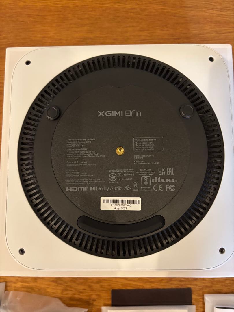 XGIMI Elfin プロジェクター本体（マンフロットミニ三脚付き）