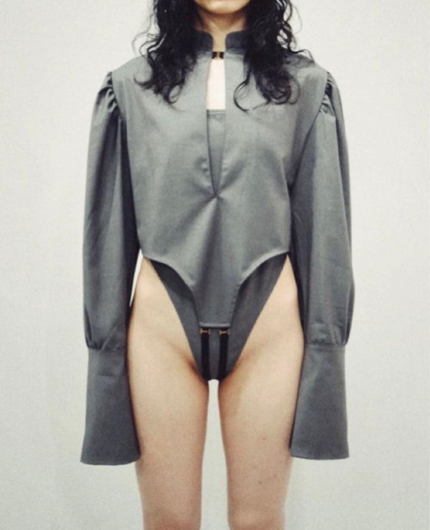 ilfelino グレー ハイネック 長袖ボディスーツ