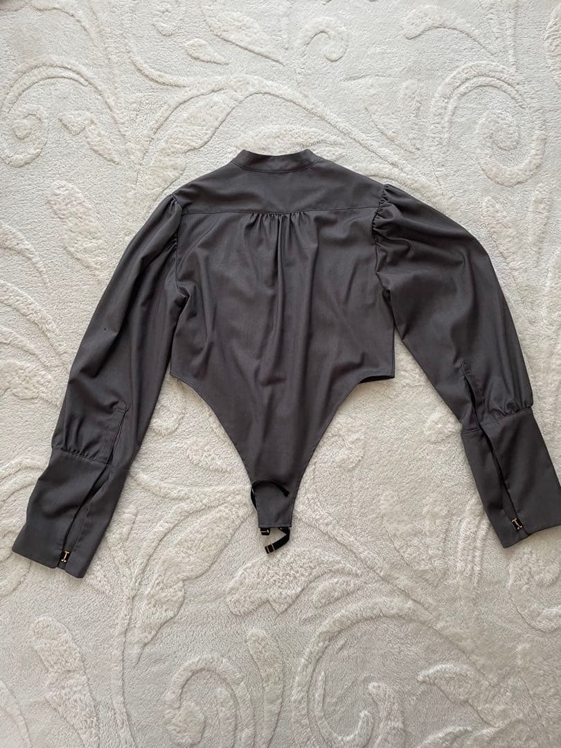 ilfelino グレー ハイネック 長袖ボディスーツ