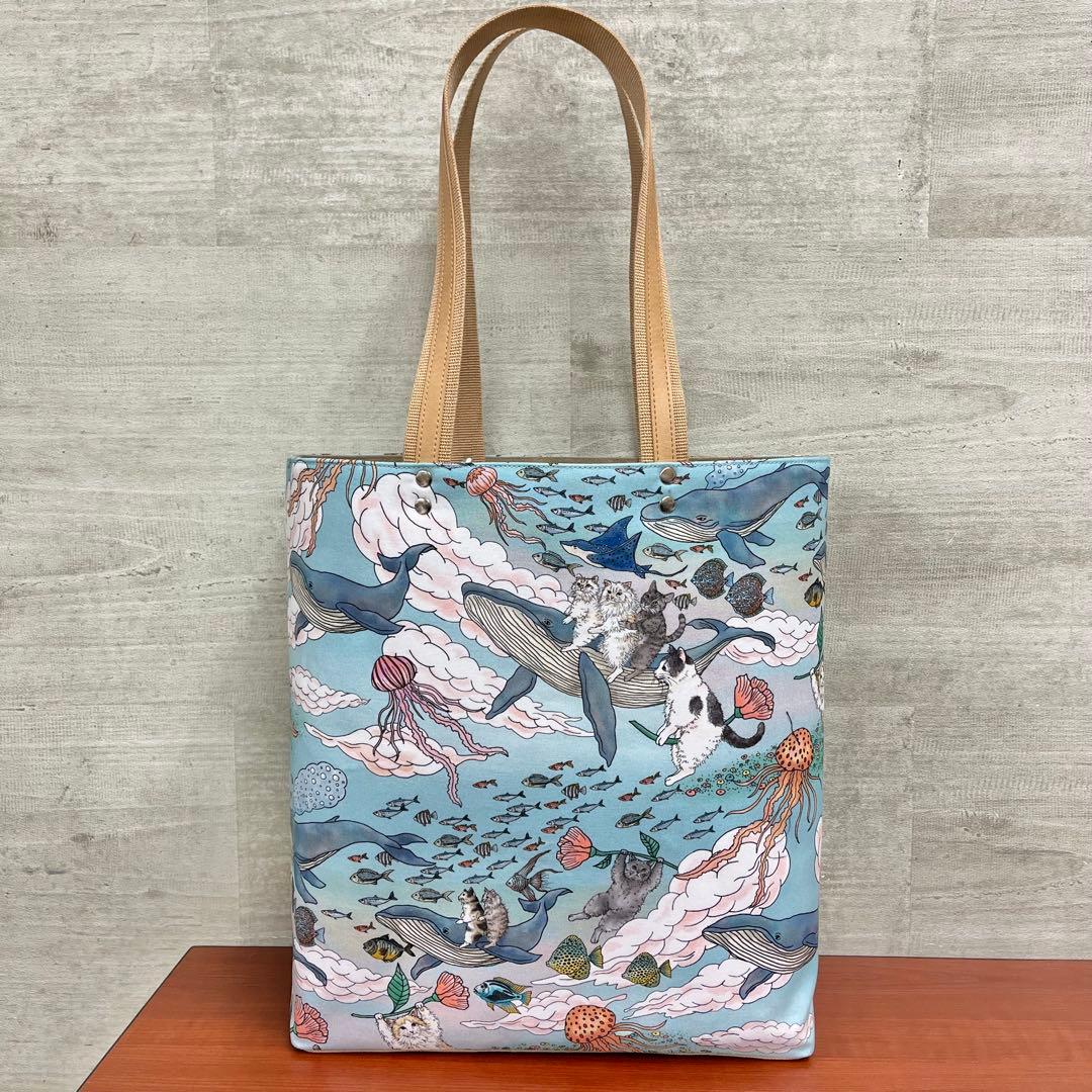 おとぎの国の猫と仲間たちハンドメイド　A4サイズトートバック＆18㎝ポーチセット