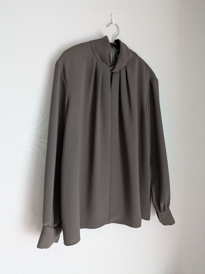 美品 セオリーリュクス 洗えるツイストカラーブラウス ダスティセダー 38