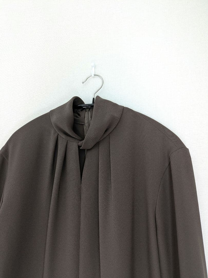 美品 セオリーリュクス 洗えるツイストカラーブラウス ダスティセダー 38