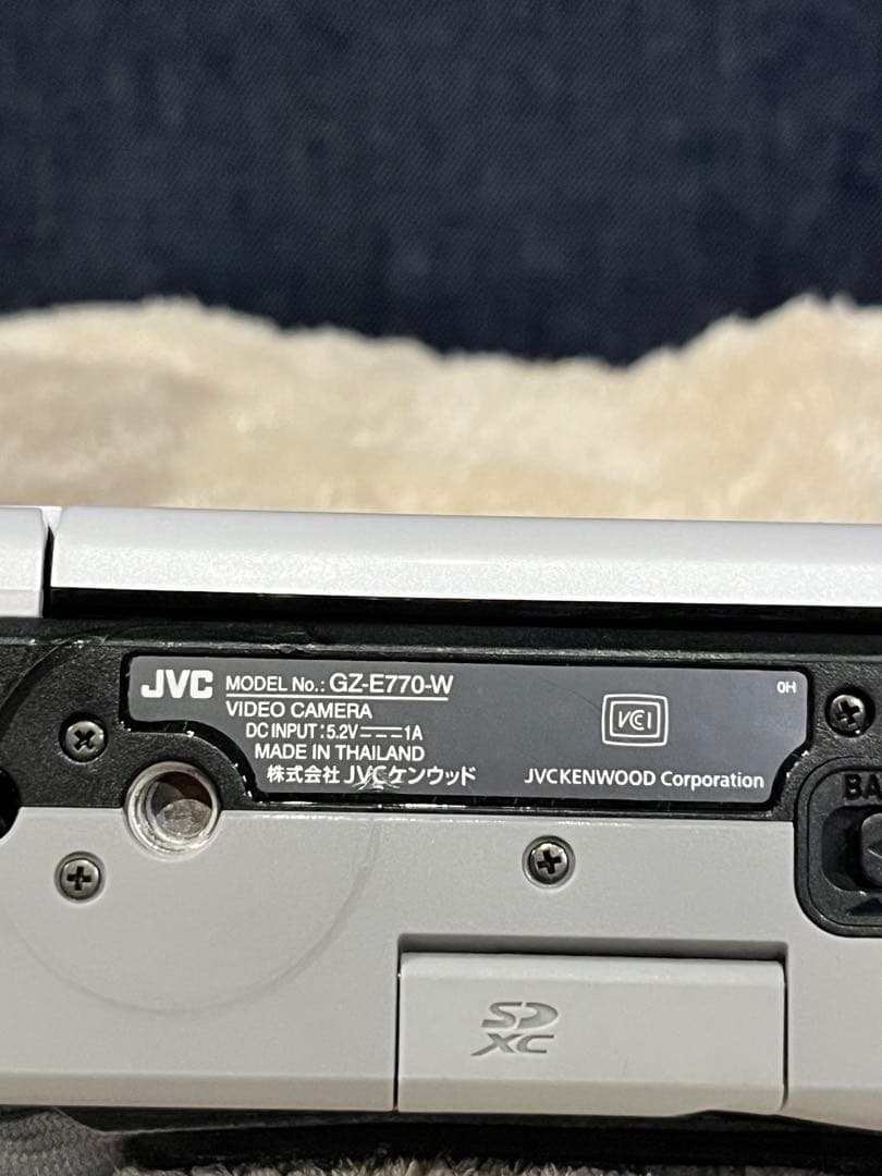 【良品】JVC ビデオカメラ　GZ-E770-W バッテリー3個付き