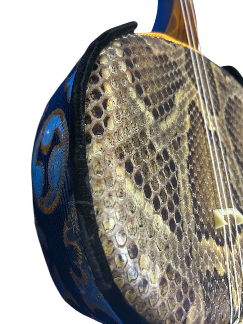 六線　琉球　 沖縄三線 蛇皮 民族楽器 破れ補修済み　沖縄伝統楽器　バチ付き