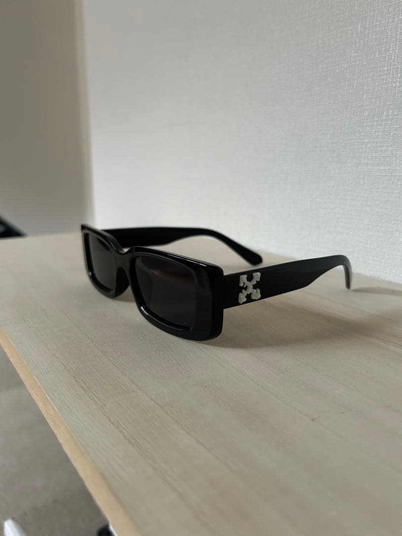 オフホワイト　ブラックスクエアサングラス