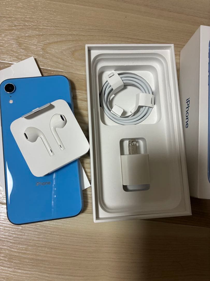 iPhone XR ブルー 本体 256GB 付属品付 予備充電器、保護フィルム