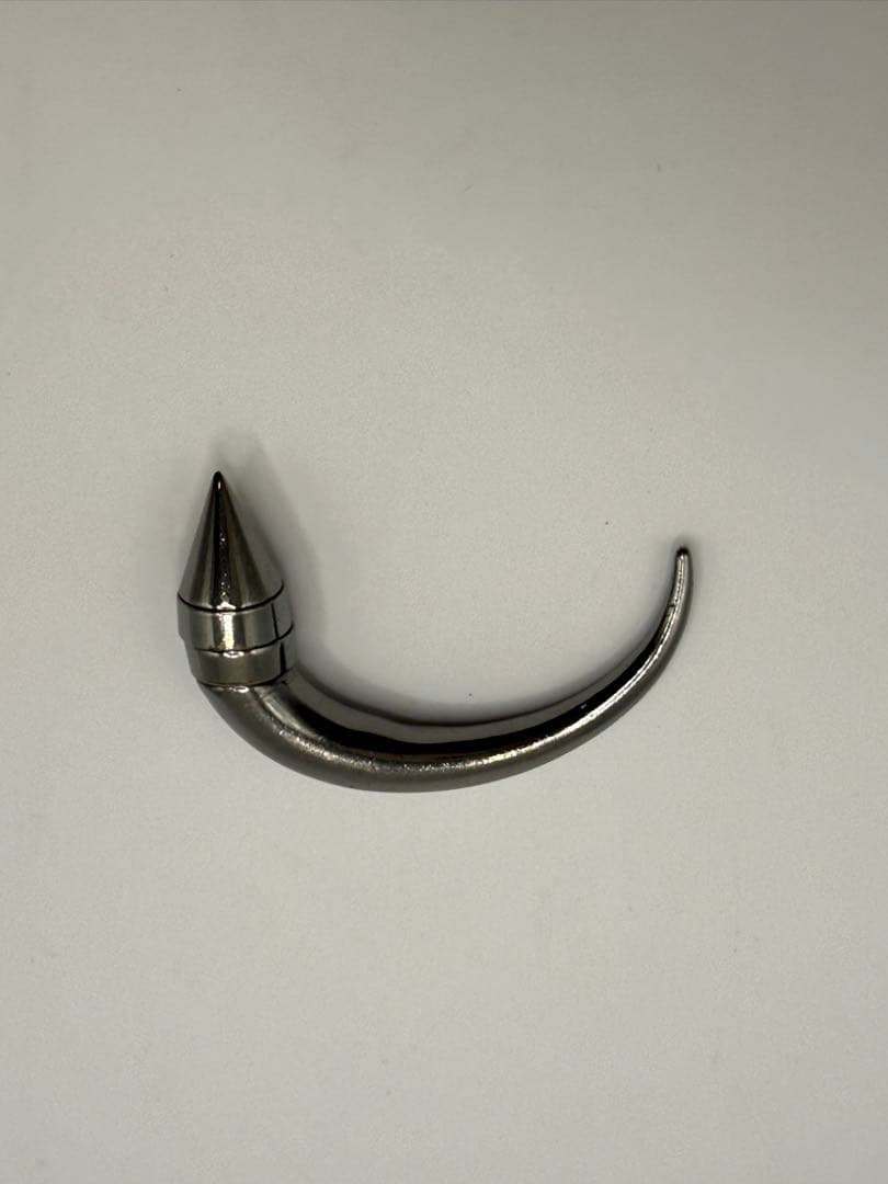 GIVENCHY ホーン ピアス 53mm シルバー