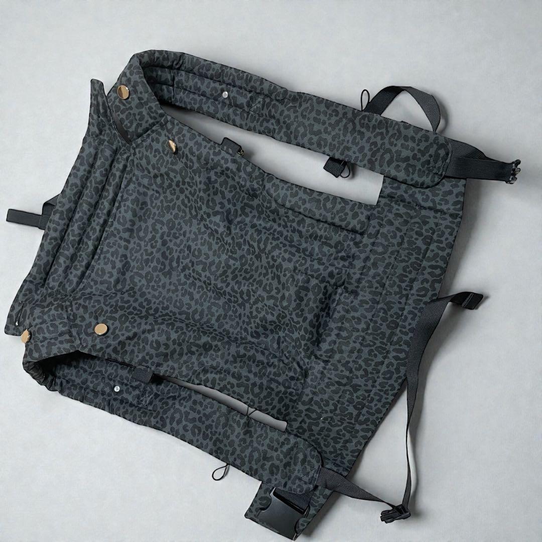 レオパード柄の抱っこ紐、Artipoppe風で、M字姿勢に対応しています。