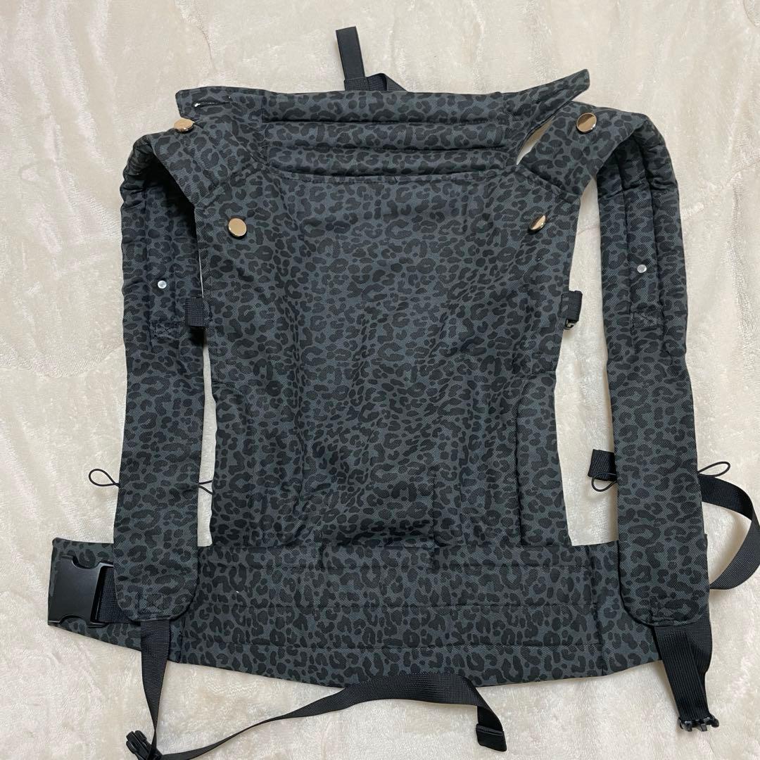 レオパード柄の抱っこ紐、Artipoppe風で、M字姿勢に対応しています。