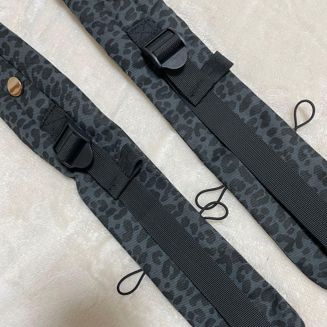 レオパード柄の抱っこ紐、Artipoppe風で、M字姿勢に対応しています。