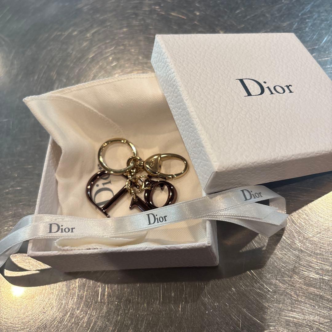 Dior ロゴチャーム　箱保存袋リボン付き　新品未使用　キーホルダー