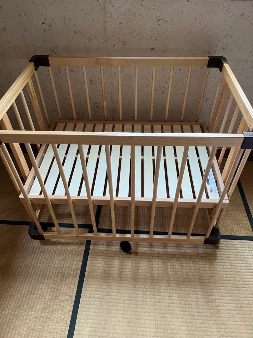 木製スラット式ベビーベッド キャスター付き