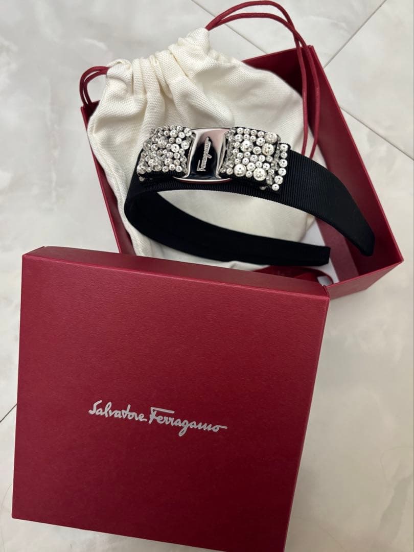 フェラガモ　ストーン　カチューシャ