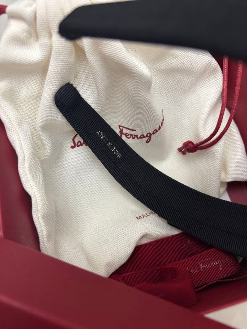 フェラガモ　ストーン　カチューシャ