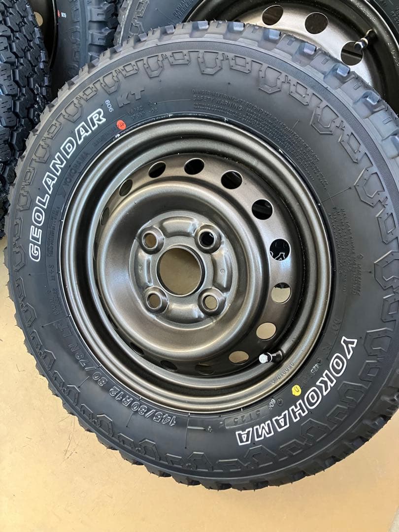 145/80r12 送料込み ゴツゴツタイヤ ホワイトレター