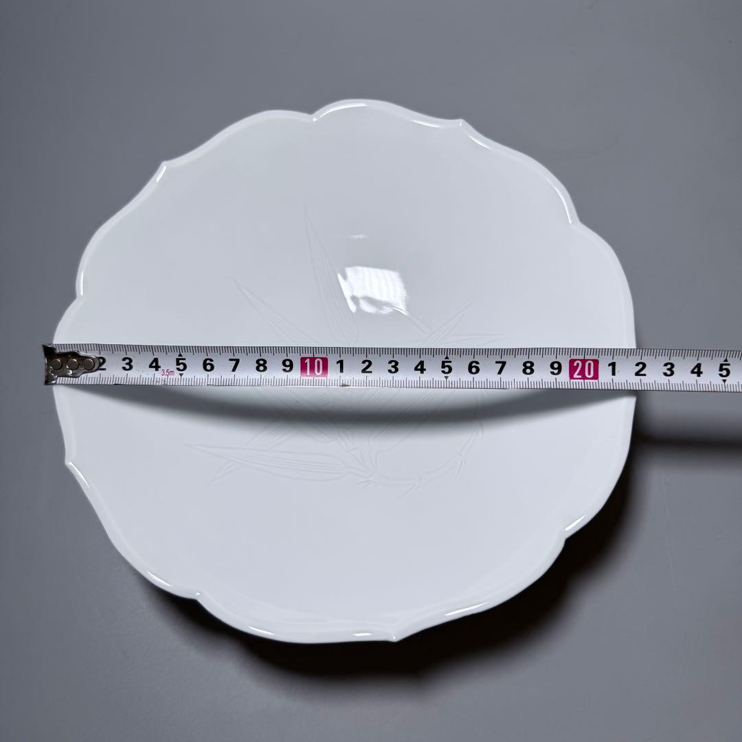 人間国宝　井上萬二　作　白磁刻　輪花形　菓子鉢　共箱　直径22cm　大鉢