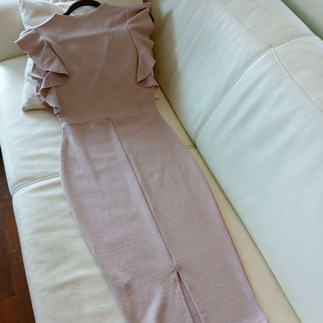 boohoo ブーフー　ベージュピンク　フリル袖　ストレッチ　ミモレ丈ワンピース