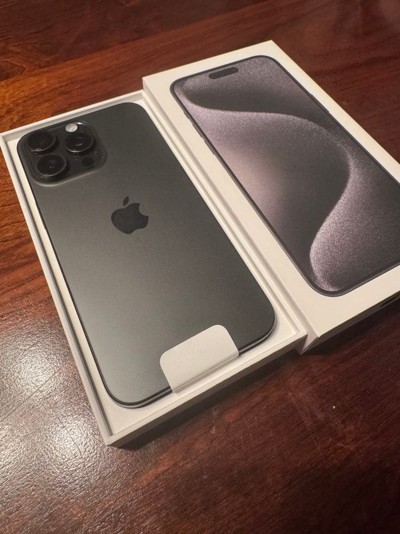 Apple iPhone15 Pro Max ブラックチタニウム本体 香港版