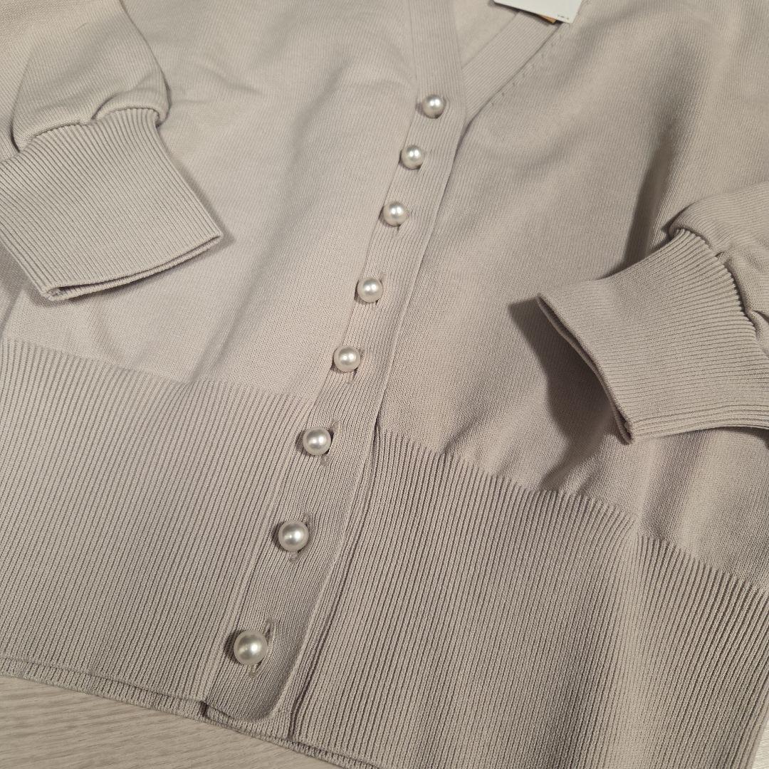 匿名発送　新品タグ付き　BEARDSLEY パールボタンカーディガン　グレー
