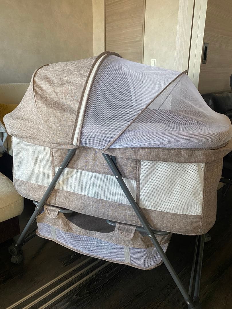 極美品ベビーベッド/折りたたみ/防水シーツつき/キャスター/ベージュ/吐き戻し