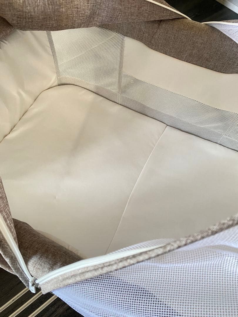 極美品ベビーベッド/折りたたみ/防水シーツつき/キャスター/ベージュ/吐き戻し