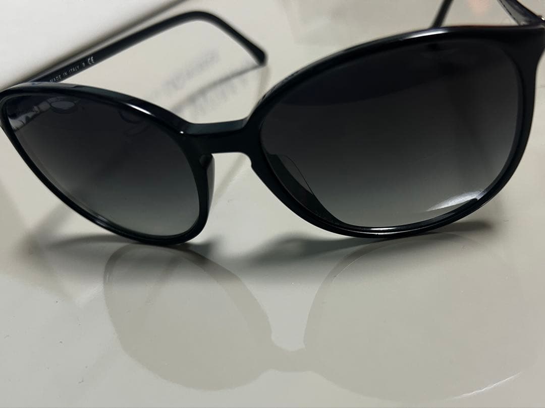 ブラックのCHANELサングラス、ケース、内袋、ロゴ付き。