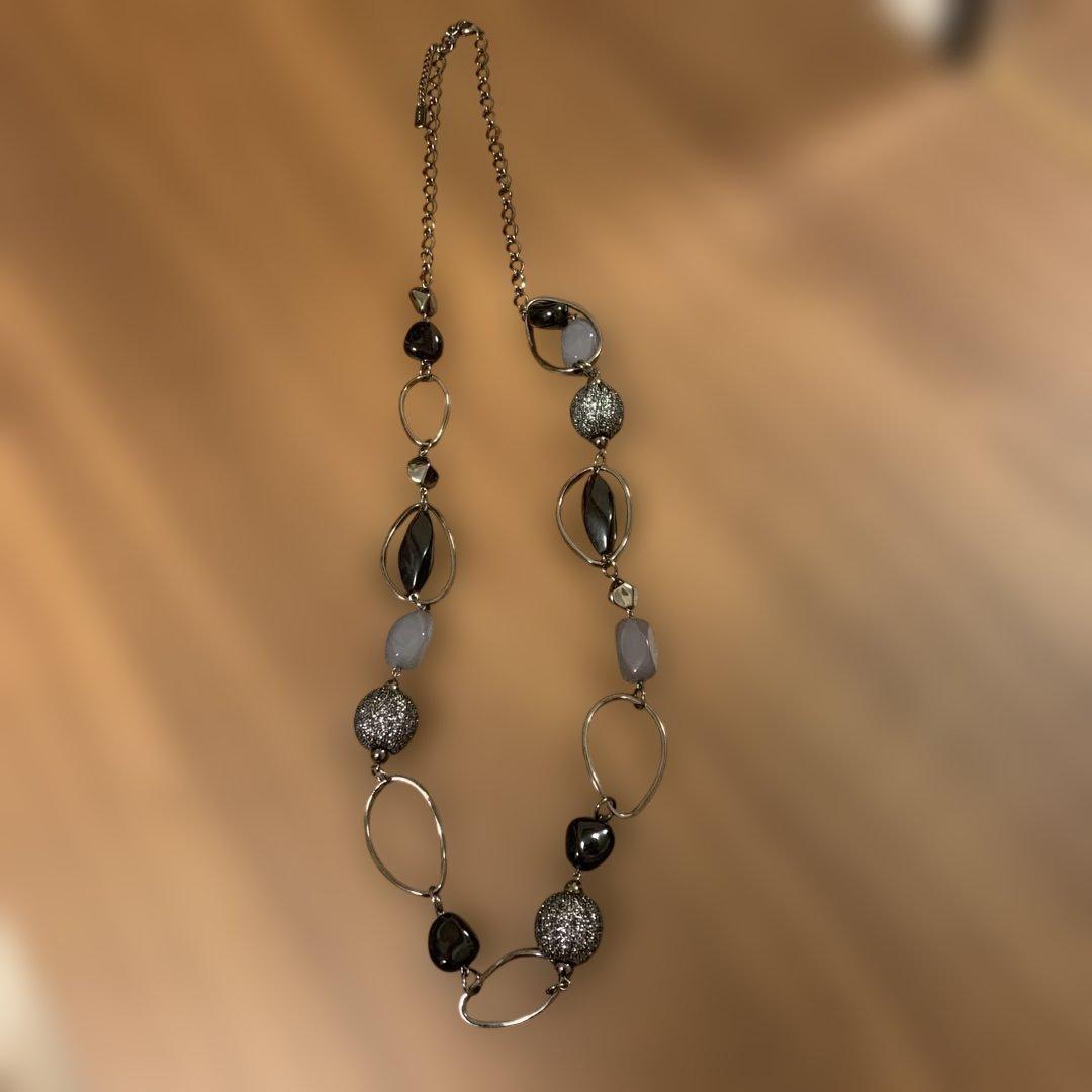 ビーズとメタルのカジュアルネックレス