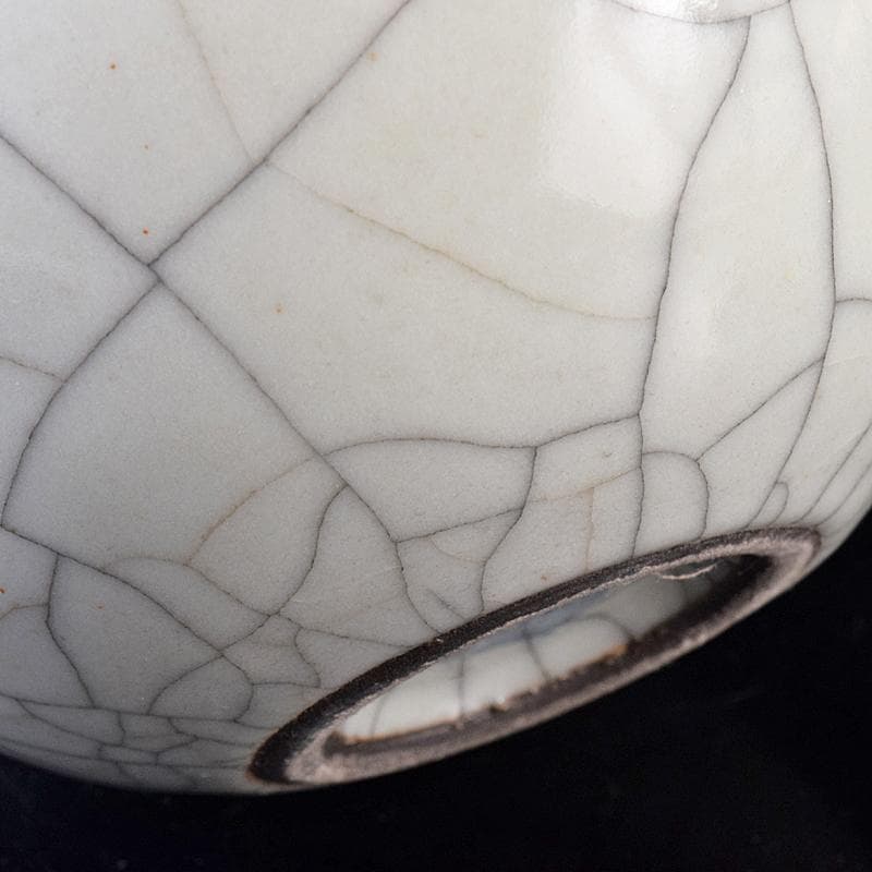 中国　大清乾隆年製款　哥窯　白磁　金糸鉄線　氷裂文　花口瓶　M　8020E