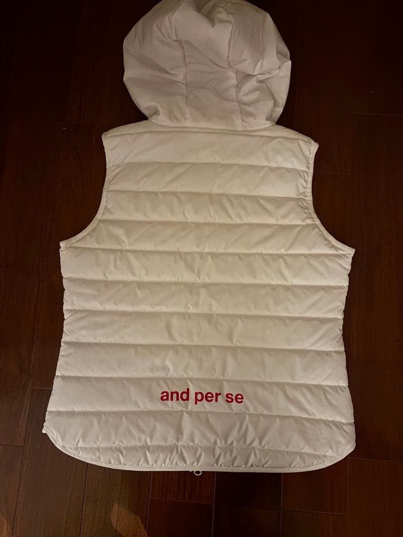 新品　ホワイトフード付きキルティングベスト