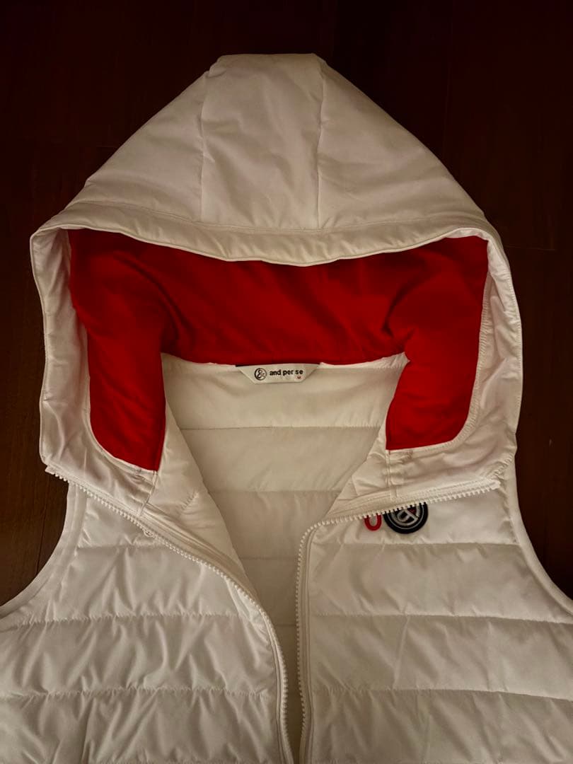 新品　ホワイトフード付きキルティングベスト