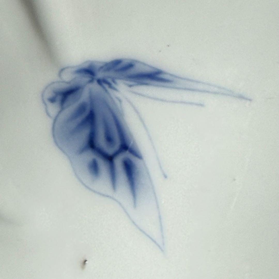 後期鍋島　染付蝶文牡丹形皿　1830-1870　「将軍家への献上鍋島」　同手掲載