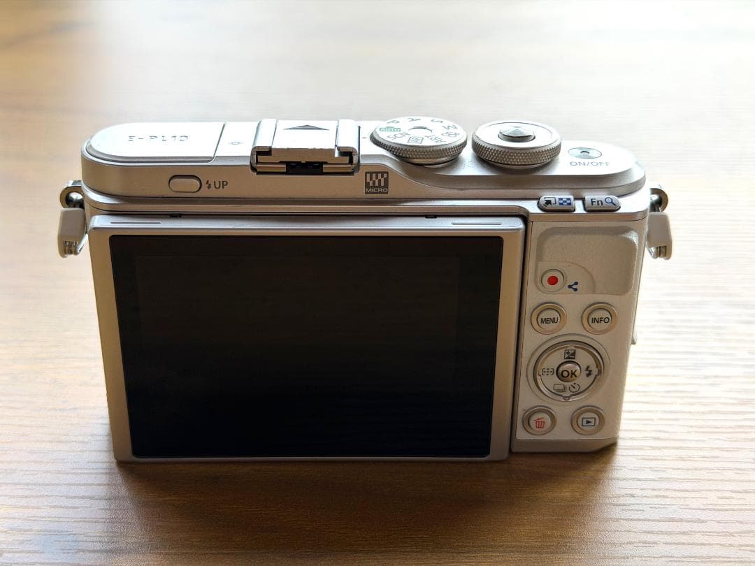 【美品】OLYMPUS PEN E-PL10 ダブルズームキット（ホワイト）
