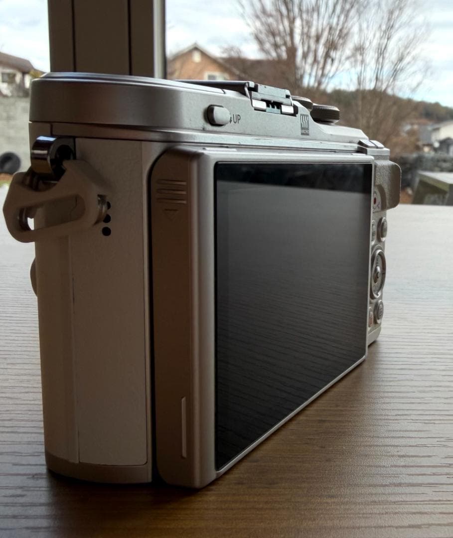 【美品】OLYMPUS PEN E-PL10 ダブルズームキット（ホワイト）