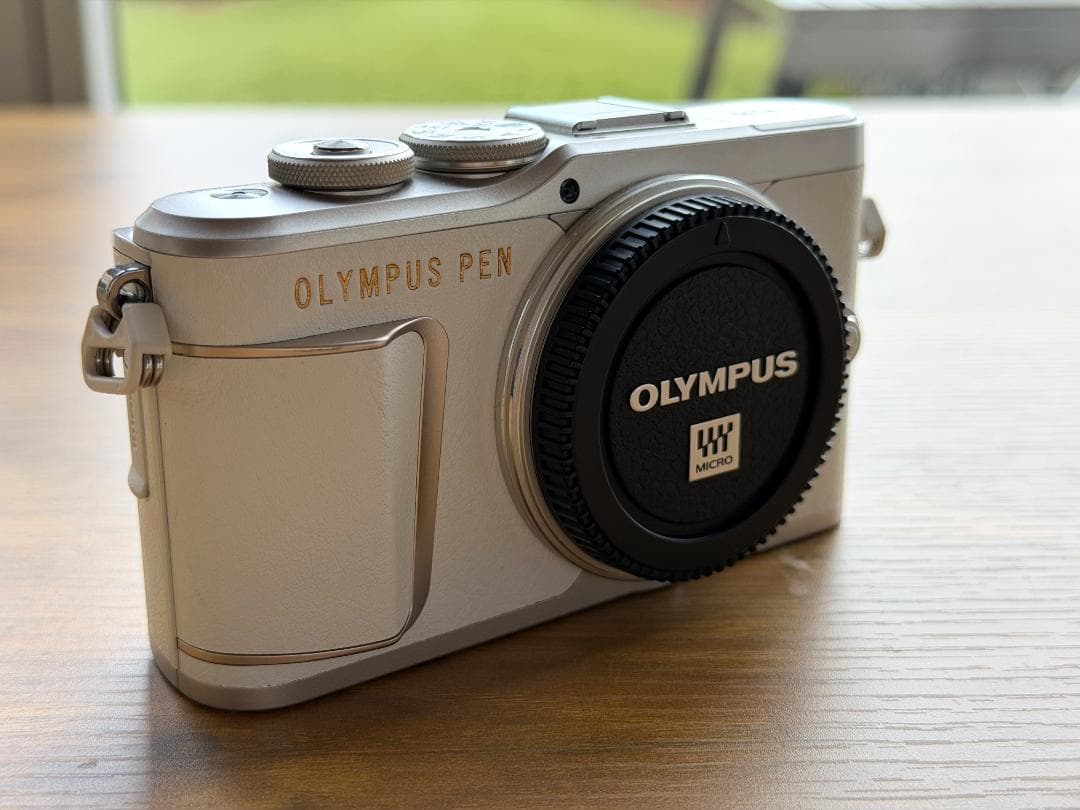 【美品】OLYMPUS PEN E-PL10 ダブルズームキット（ホワイト）