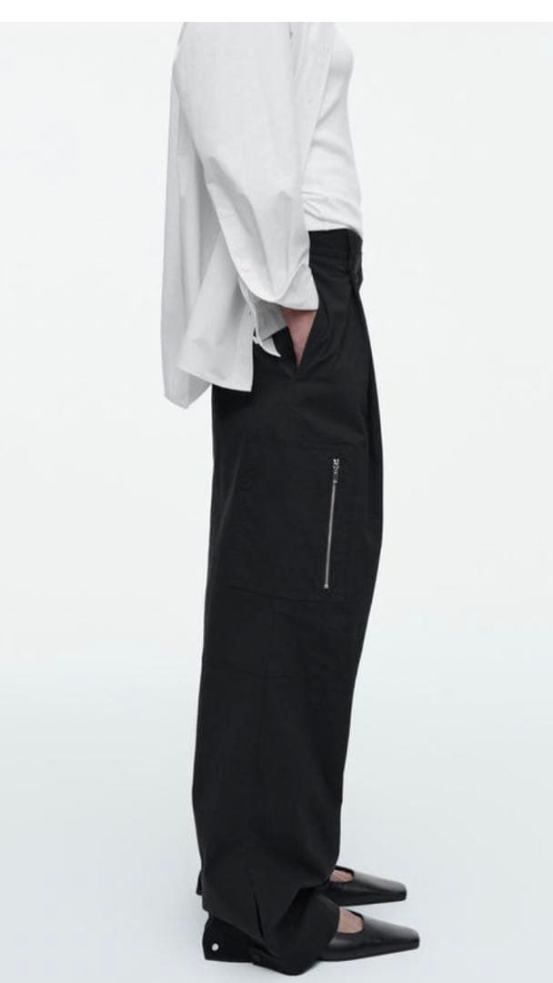 COS ユーティリティバレルレッグカーゴパンツ ブラック