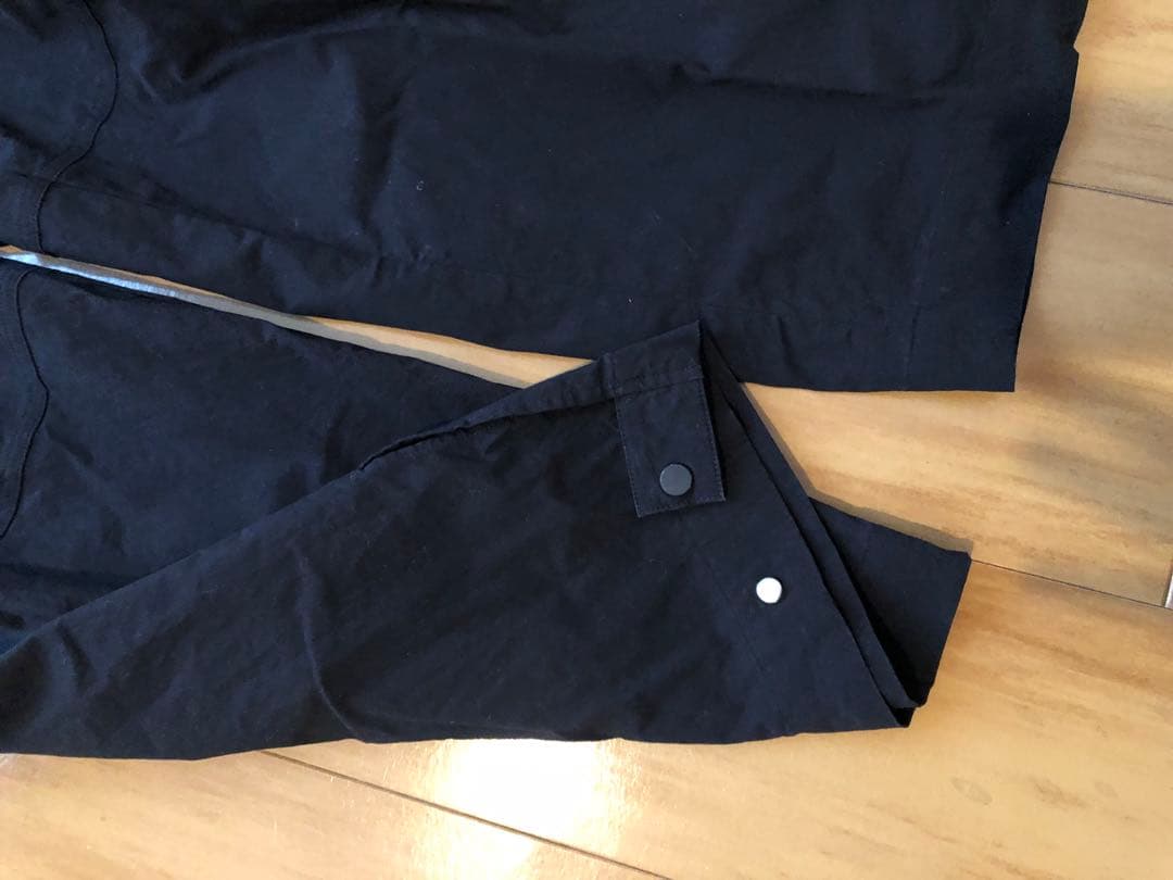 COS ユーティリティバレルレッグカーゴパンツ ブラック