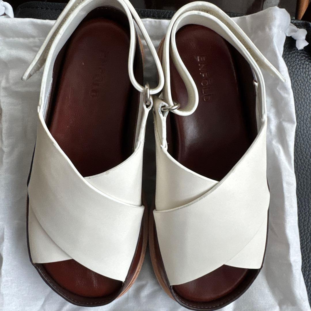 ENFOLD レザー クロスバンド サンダル