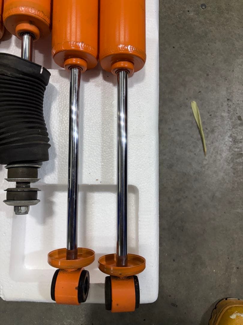 ハイエース 用ユーアイビークル コンフォートRショックアブソーバー中古取り外し品